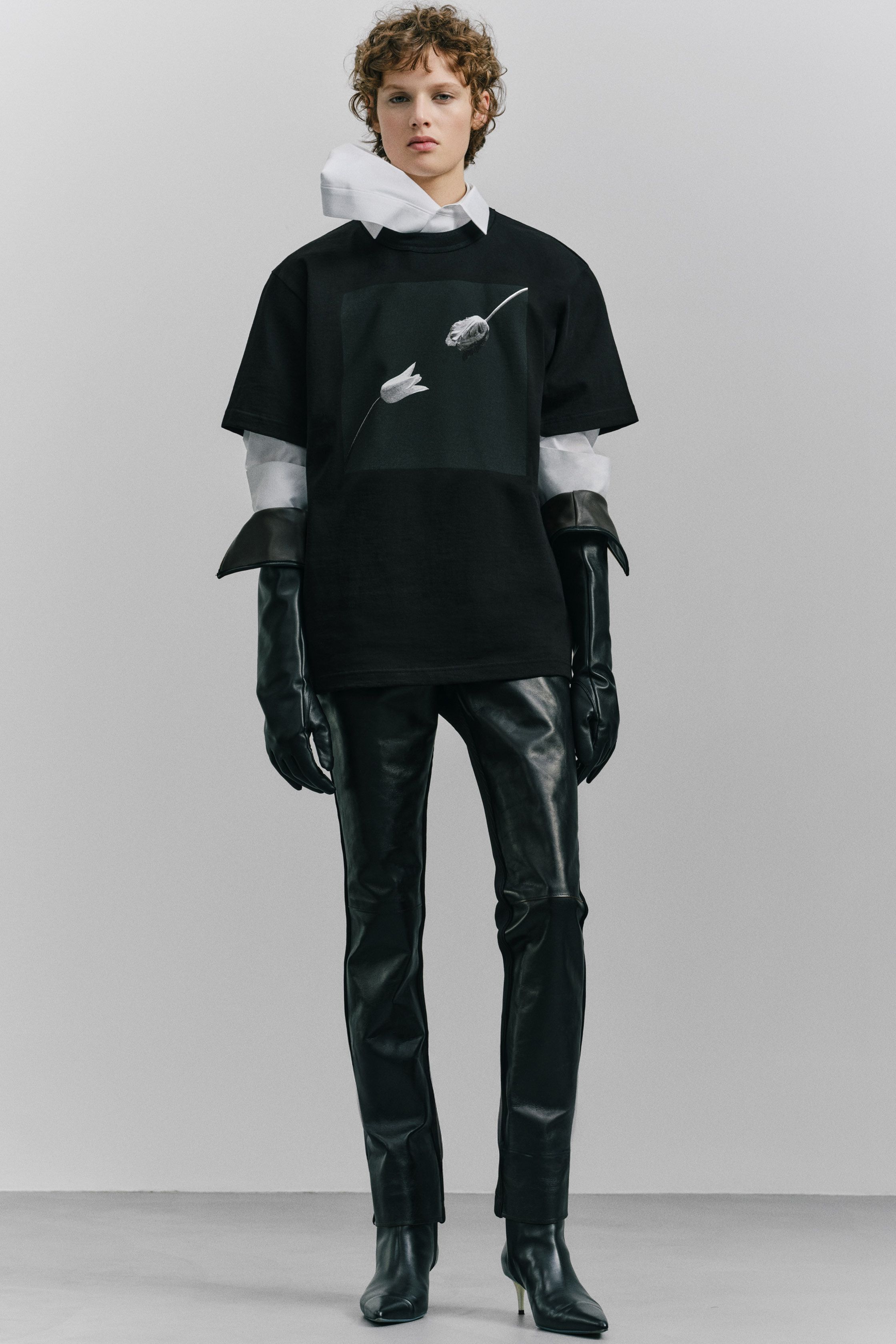 Sacai 本季继续以混合结构著称：羽绒服与西装外套、羊羔毛夹克与功能口袋结构交织在一起，打造层次丰富的机能时装。深色调与厚重面料让整体视觉更稳重，同时保持品牌标志性的结构拼接-顽石频道趋势研究